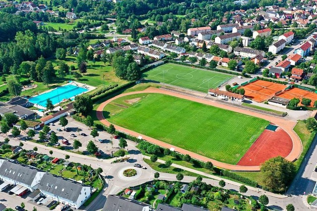 Die Sportanlagen im Oberfeld im Sommer...hlattholz (unterer Bildrand) befindet.  | Foto: Martin Klabund