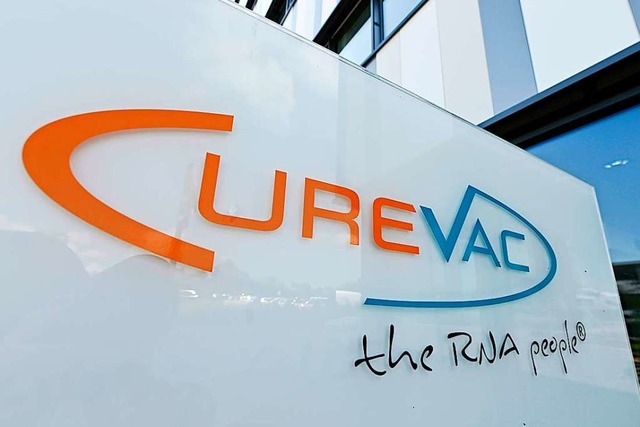 Der Pharmariese Bayer will in die Prod... Curevac dabei unter die Arme greifen.  | Foto: THOMAS KIENZLE (AFP)