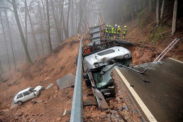 Ein Lastwagen hngt bei Kordel  in ein...m Befahren der Strae gerutscht waren.  | Foto: Harald Tittel (dpa)