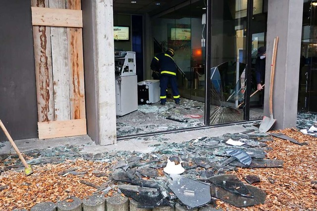 Die Verglasung riss es bei der Explosion in Stcke.  | Foto: Christine Weirich