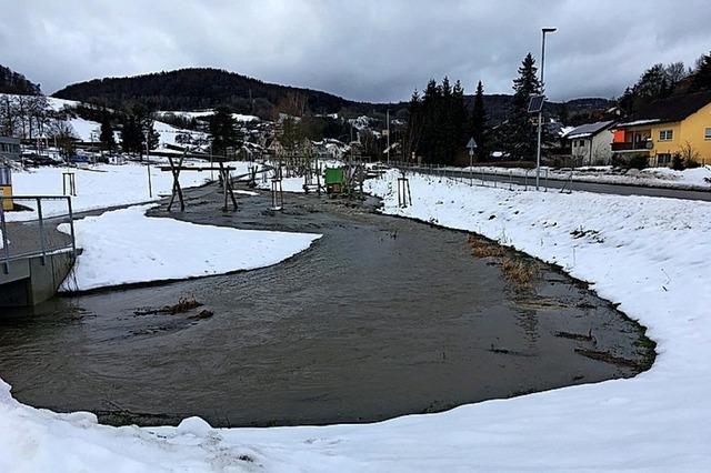 Schneeschmelze lsst Bach anschwellen