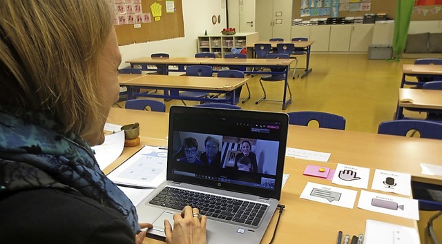 Die Schulbnke sind leer, whrend Lehr...Waldshut ihren Online-Unterricht hlt.  | Foto: Christliche Schule Hochrhein