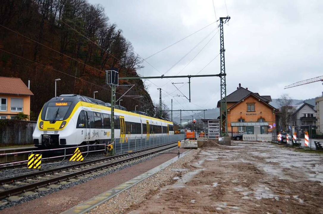 Zu Abnahmefahrten der Leit- und Sicher...r Triebwagen im Bahnhof Waldkirch ein.  | Foto: Nikolaus Bayer
