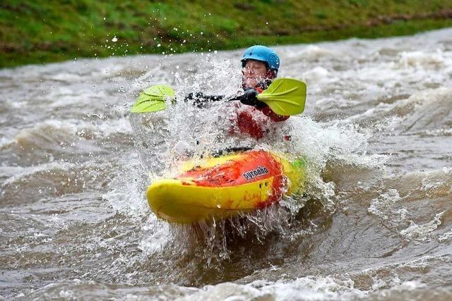 Surfer und Kanuten drfen in die Hochwasser-Dreisam – auf eigene Gefahr