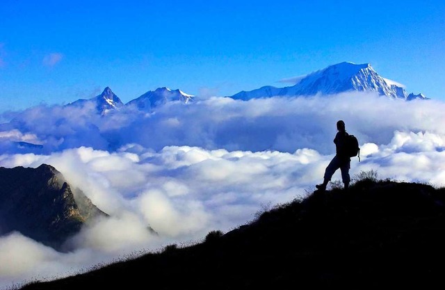 Nicht alle Gipfel fhren zur Erkenntni...derin vor dem Panorama des Mont Blanc.  | Foto: blickwinkel - imago stock&people