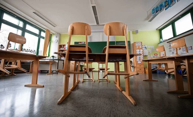 Online- statt Prsenzunterricht: Die Schulen mssen umdenken.  | Foto: Sebastian Gollnow (dpa)