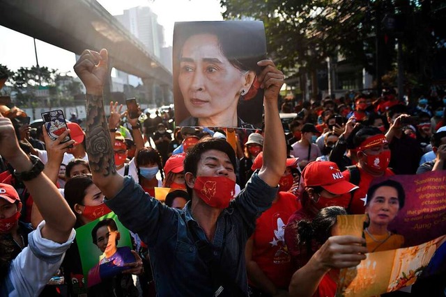 Demonstranten in Bangkok  fordern die Freilassung Aung San Suu Kyis.  | Foto: LILLIAN SUWANRUMPHA (AFP)