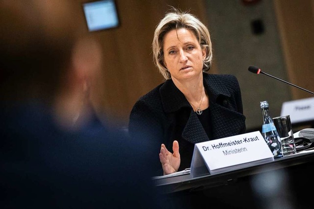 Wirtschaftsministerin Hoffmeister-Krau...eidigt sich im Untersuchungsausschuss.  | Foto: Christoph Schmidt (dpa)