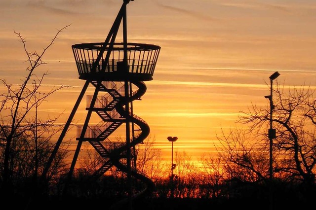 Die Vitra-Uhr erstrahlt golden an diesem Frhlingsabend  | Foto: Werner Balkow