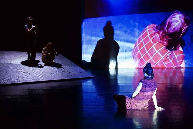 Die Performer und Performerinnen werden im richtigen Licht in Szene gesetzt  | Foto: Dieter Hartwig