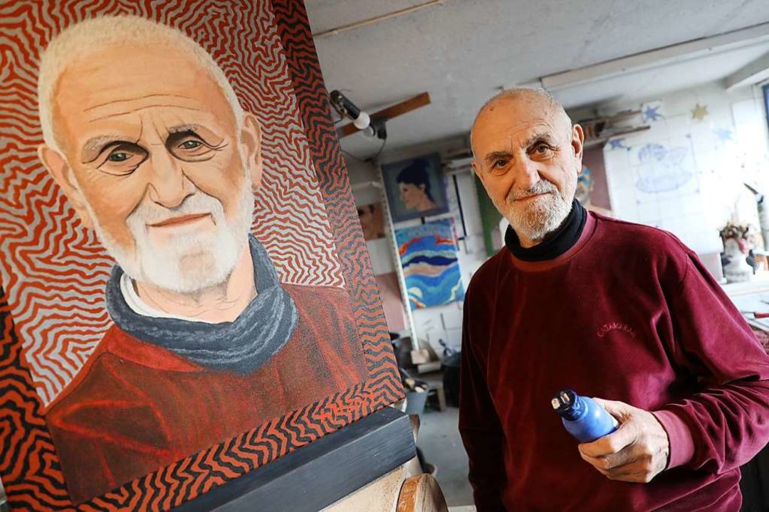 Walter Henninger mit einem von ihm gemalten Selbstbildnis  | Foto: Christoph Breithaupt