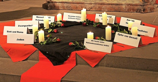 Kerzen und rote Rosen im Gedenken an die Opfer des Naziregimes  | Foto: Erich Krieger
