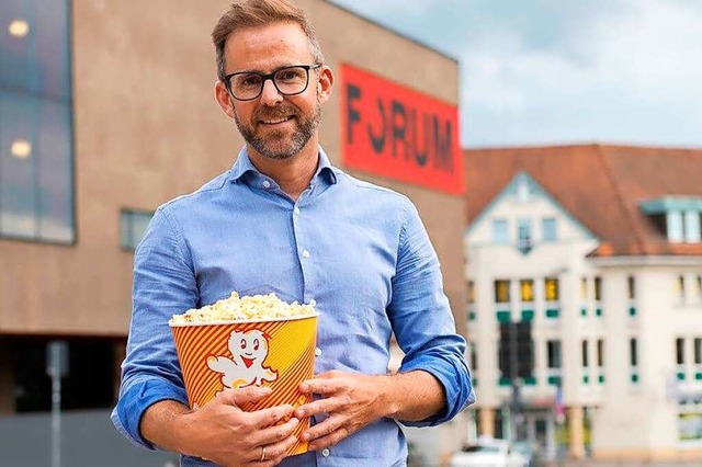 Das lange Warten auf den nchsten Neus...Maier  vor dem Offenburger Forum-Kino   | Foto: Forum Kino