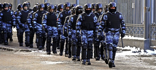 Ein Groaufgebot der Polizei vor dem Gericht sollte Proteste verhindern.  | Foto: NATALIA KOLESNIKOVA (AFP)