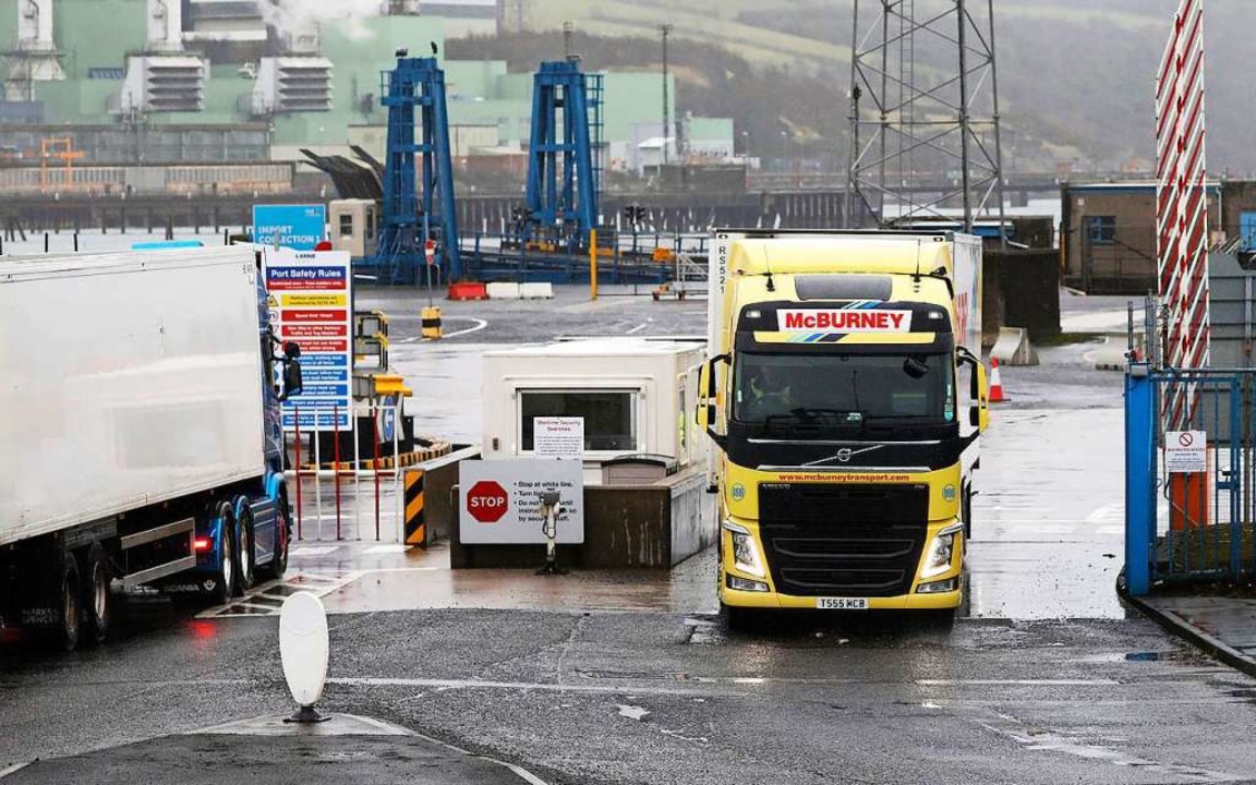 Fahrzeuge verlassen wieder den Hafen v...kte ausgesetzt und Arbeiter abgezogen.  | Foto: Peter Morrison (dpa)