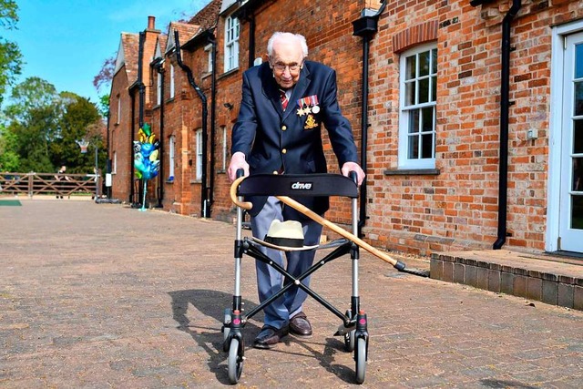 Mit dem Rollator absolvierte Tom Moore... fr den Nationalen Gesundheitsdienst.  | Foto: JUSTIN TALLIS (AFP)