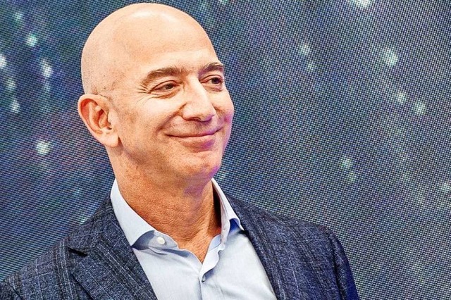 Jeff Bezos grndete vor 27 Jahren eine...ertvollsten Konzerne der Welt: Amazon.  | Foto: Andrej Sokolow (dpa)