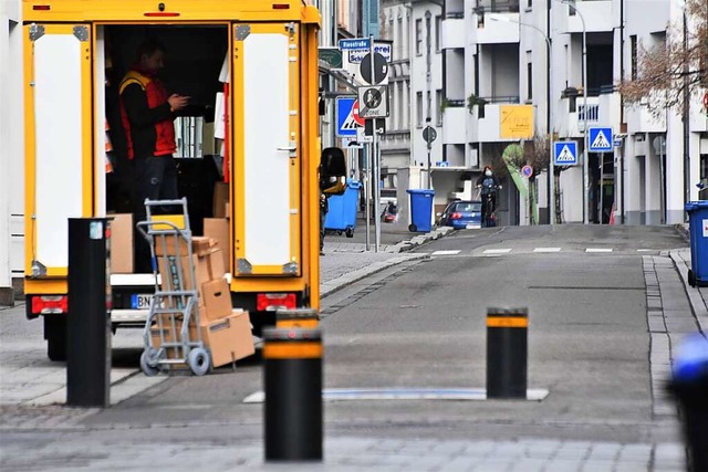 In der leeren Innenstadt fallen die zahlreichen Lieferwagen besonders auf.  | Foto: Barbara Ruda