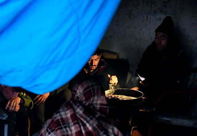 Ein verlassenes Fabrikgebude dient al...ne rasche Evakuierung der Flchtlinge.  | Foto: ELVIS BARUKCIC (AFP)