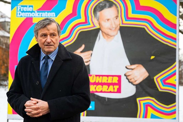 Schn bunt und locker: FDP-Spitzenkand...hllung der Wahlplakate seiner Partei.  | Foto: Sebastian Gollnow (dpa)