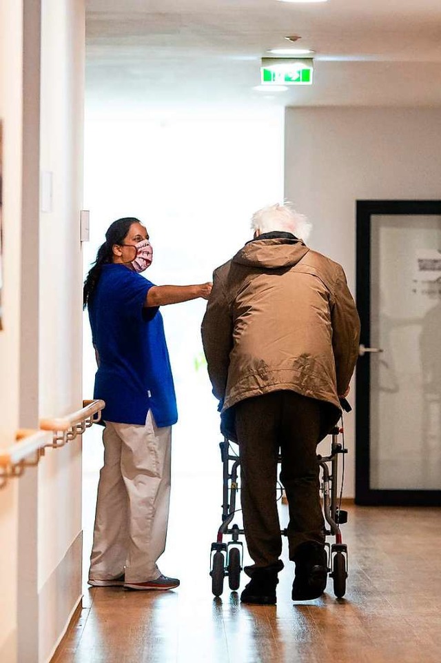 Mitarbeitende in der Altenpflege haben...Kontakt mit der hchsten Risikogruppe.  | Foto: Frank Molter (dpa)