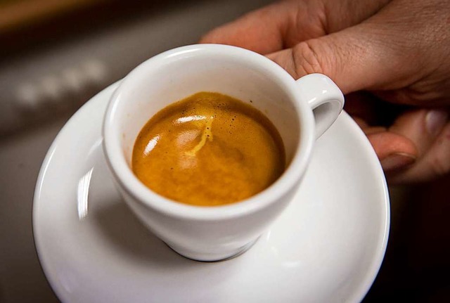 Ein Kaffee oder Espresso sollte warm getrunken werden.   | Foto: Frank Rumpenhorst (dpa)