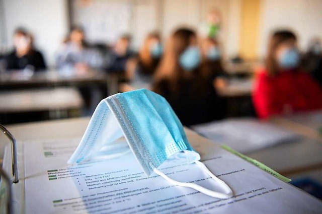 Mit Corona kamen die Masken &#8211; auch an vielen Schulen.   | Foto: Matthias Balk (dpa)