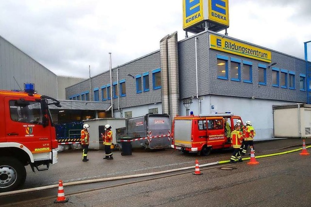 Zu einem Feuerwehreinsatz kam es beim Einkaufscenter in Gundelfingen.  | Foto: Andrea Steinhart