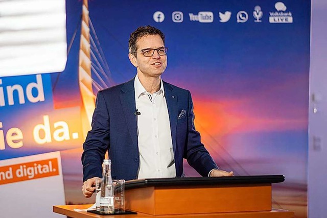 Der Vorstandsvorsitzende Peter Rottene... der digitalen Bilanz-Pressekonferenz.  | Foto: Volksbank