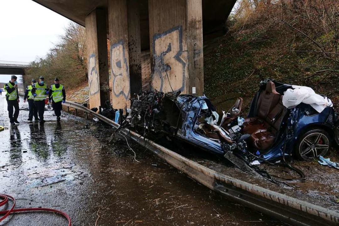 Auto Rast In Brückenpfeiler – Vier Menschen Sterben Bei Mulhouse ...