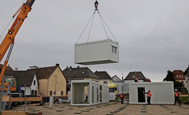 Aufbau des Containerdorfs in der Wyhle...i Gruppen als Ausweichquartier dient.   | Foto: Roland Vitt