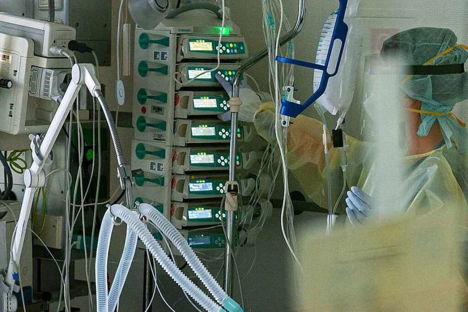 Eine Intensivpflegerin versorgt einen Patienten. (Foto: Jonas Hirt) Eine Intensivpflegerin versorgt einen Patienten. (Foto: Jonas Hirt)