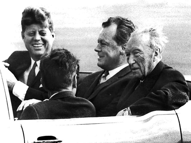 Zwei Jahre nach dem Mauerbau, im Juni ...-)Kanzler Konrad Adenauer (von links).  | Foto: dpa