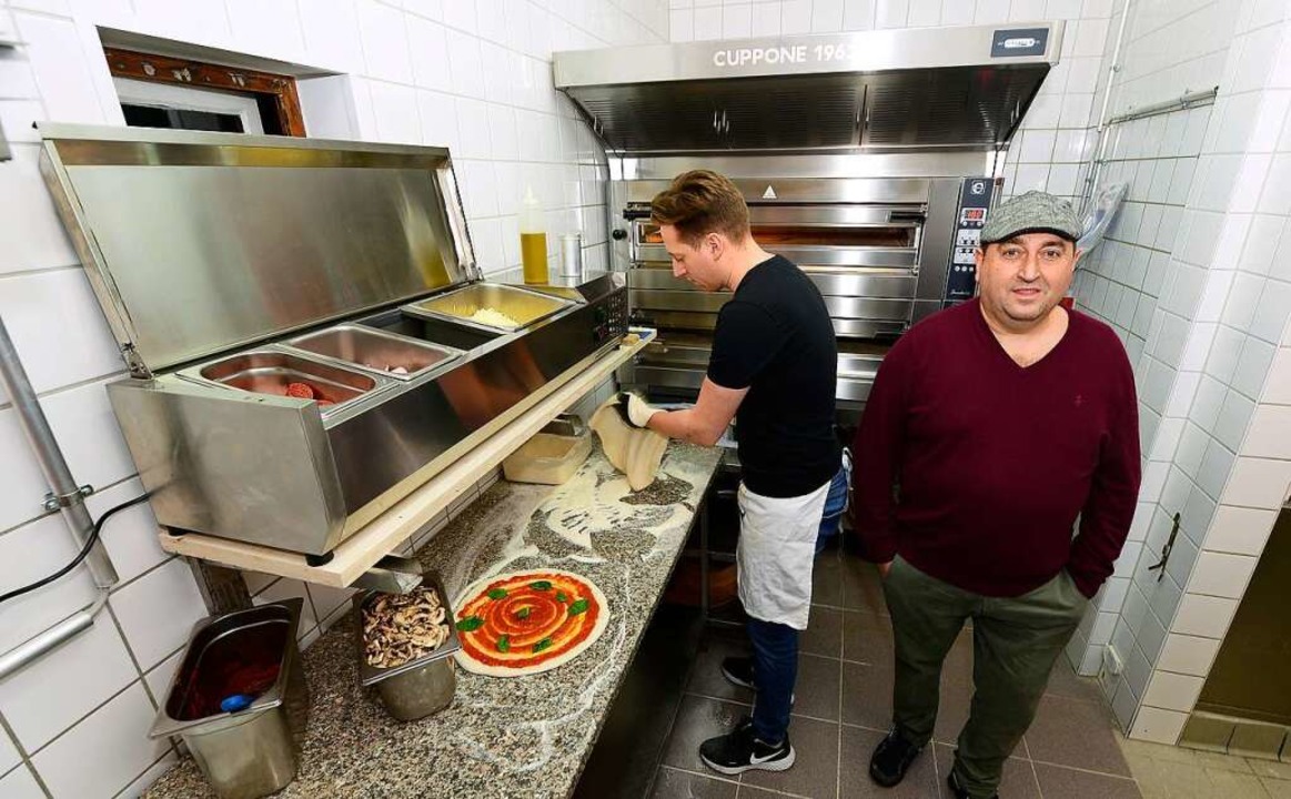 In der Kche: Sohn Giovanni  und Vater Salvatore Vintrici  | Foto: Ingo Schneider
