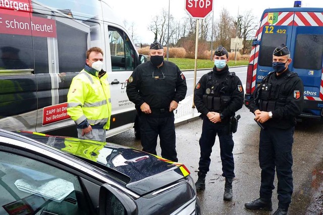 Vogelgrun: Robert Mossung (links) aus ... Frankreich ein- und ausreisen lassen.  | Foto: Sattelberger