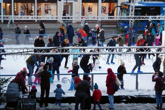 Im Rahmen des Emmendinger Weihnachtsmarktes ist die Eisbahn ein Publikumsmagnet.  | Foto: Sylvia-Karina Jahn