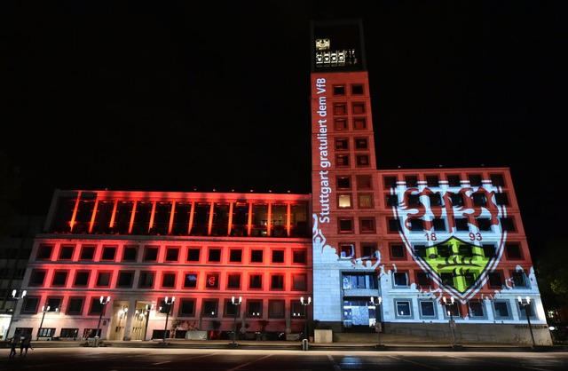 Das Stuttgarter Rathaus ist am 21.05.2...ben und dem Wappen des VfB beleuchtet.  | Foto: Jan-Philipp Strobel
