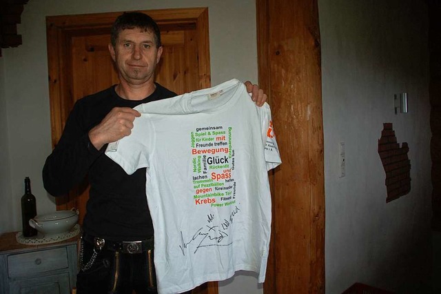 Norbert Fehr mit signiertem T-Shirt  | Foto: Petra Wunderle