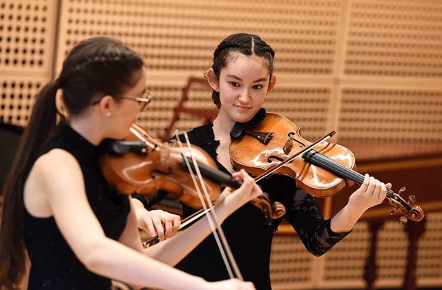 Zwei Violinistinnen beim Wettkampf &#8222;Jugend musiziert&#8220; letztes Jahr  | Foto: Rita Eggstein
