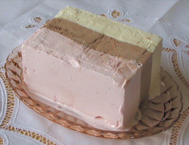Eine Mischung der Eissorten Schoko, Va...e wird auch Frst-Pckler-Eis genannt.  | Foto: Wikipedia