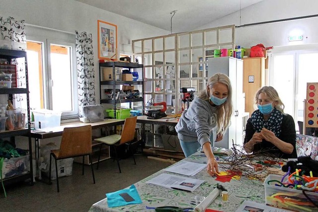 Anne Kobe (r.) und Madita Frey packen ...elmaterial fr Kinder und Jugendliche.  | Foto: Ruth Seitz