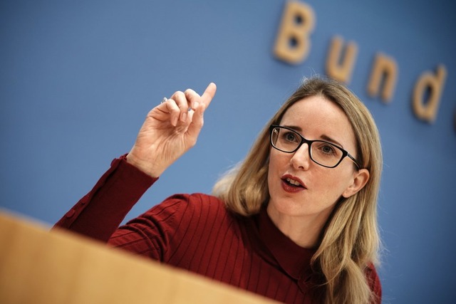 Die Vorsitzende des Deutschen Ethikrat...na Buyx, in der Bundespressekonferenz.  | Foto: Michael Kappeler (dpa)