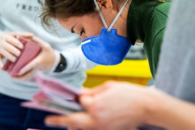 Mit Maske und Handschuhen: Ein Hygienekonzept gibt es auch fr die Wahl.  | Foto: Sven Hoppe (dpa)
