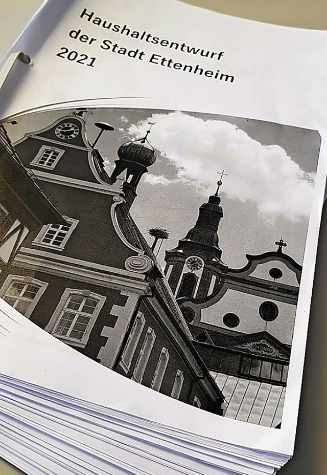 Knapp 430 Seiten dick ist der Haushalt...der Stadt Ettenheim fr das Jahr 2021.  | Foto: Christian Kramberg