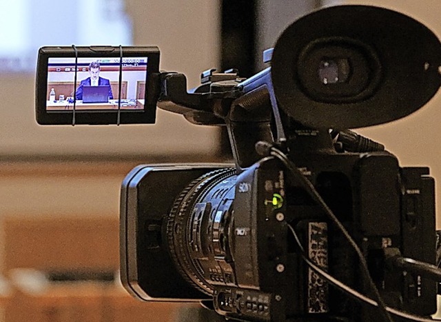 Brgermeister Tobias Metz im Fokus der Kamera fr den Livestream.  | Foto: Martin Wendel