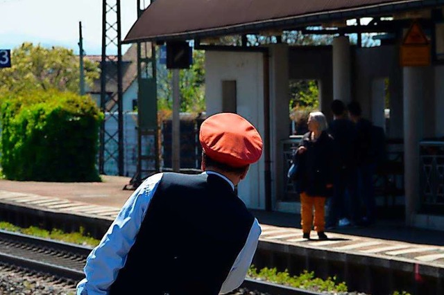 Auf welchem Gleis am Denzlinger Bahnhof kommt jetzt der Zug?  | Foto: schuler