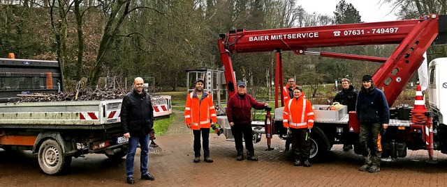 Bauhof und Grtnerteam in Bad Bellinge...tnermeister Eberhard Rueb (von links).  | Foto: Jutta Schtz