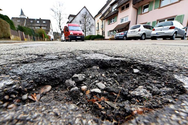 Auf der Sandstrae in Herdern sind einige Schaufeln Kaltasphalt auszubringen.  | Foto: Thomas Kunz