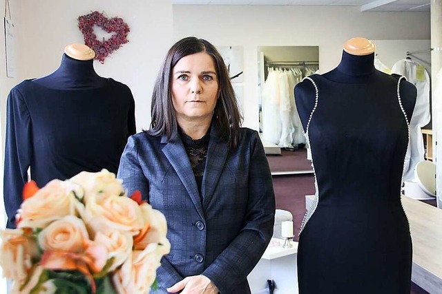 Himmlische Brautmoden in Wei bietet Y...d ihre Mode aus Frust ganz in Schwarz.  | Foto: Christiane Franz