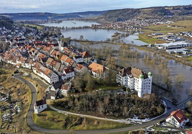 Erst kam das Hochwasser, dann der Corona-Ausbruch:  Mhlheim an der Donau  | Foto: Felix Kstle (dpa)